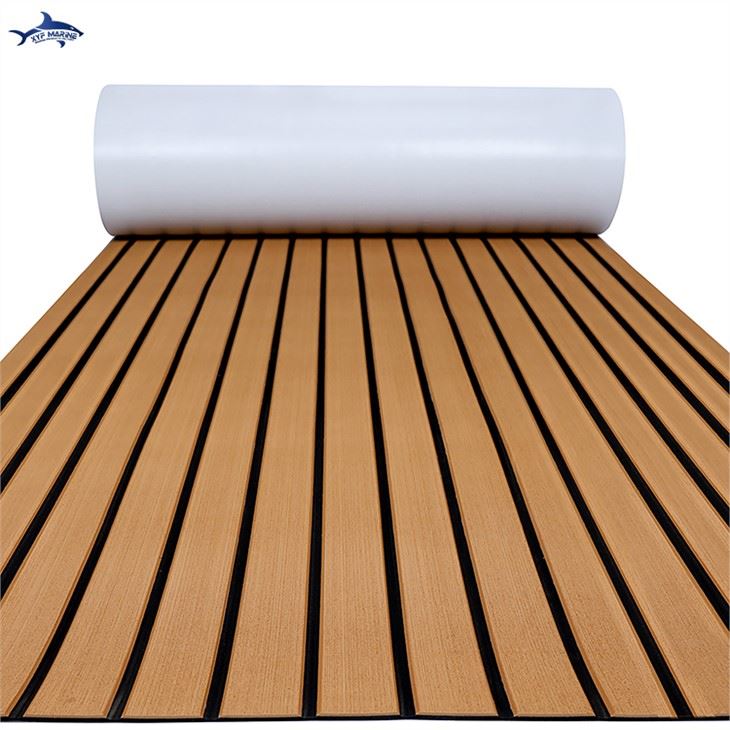 Plancher capitonné pour bateau